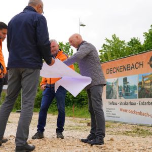 Bauleiter vor Beginn der Bauarbeiten an der Mobilitätsstation Eselsberg, Ende Mai 2021